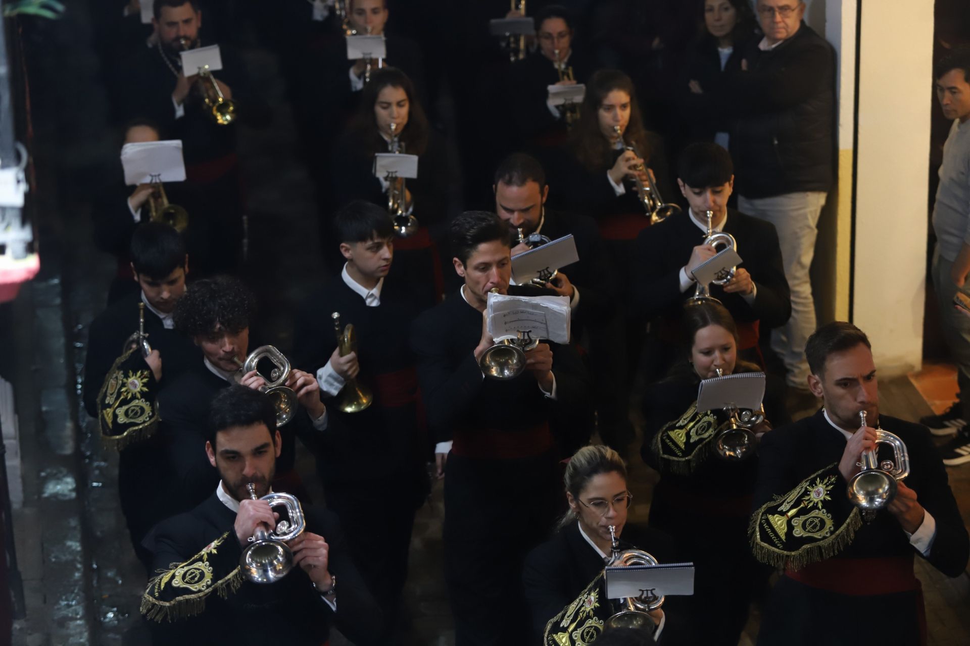 El traslado del Señor del Perdón a la Trinidad por las calles de la Judería de Córdoba, en imágenes