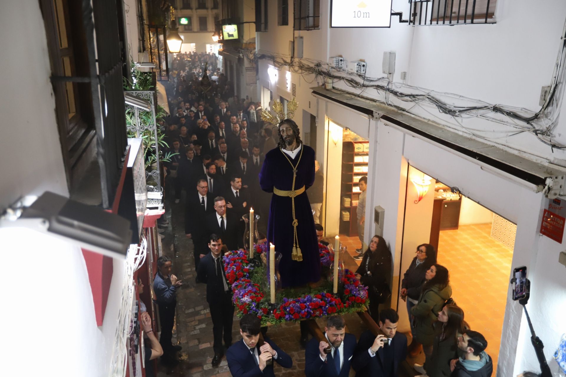 El traslado del Señor del Perdón a la Trinidad por las calles de la Judería de Córdoba, en imágenes