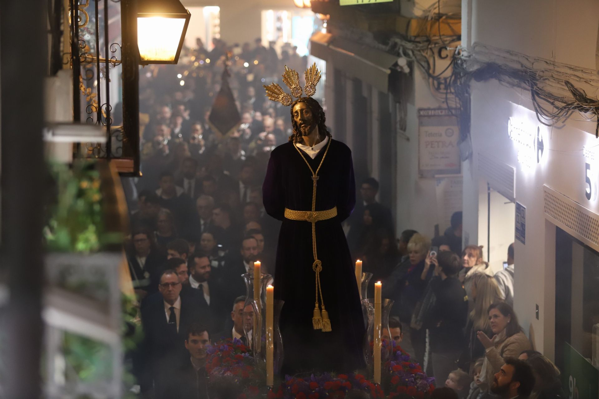 El traslado del Señor del Perdón a la Trinidad por las calles de la Judería de Córdoba, en imágenes