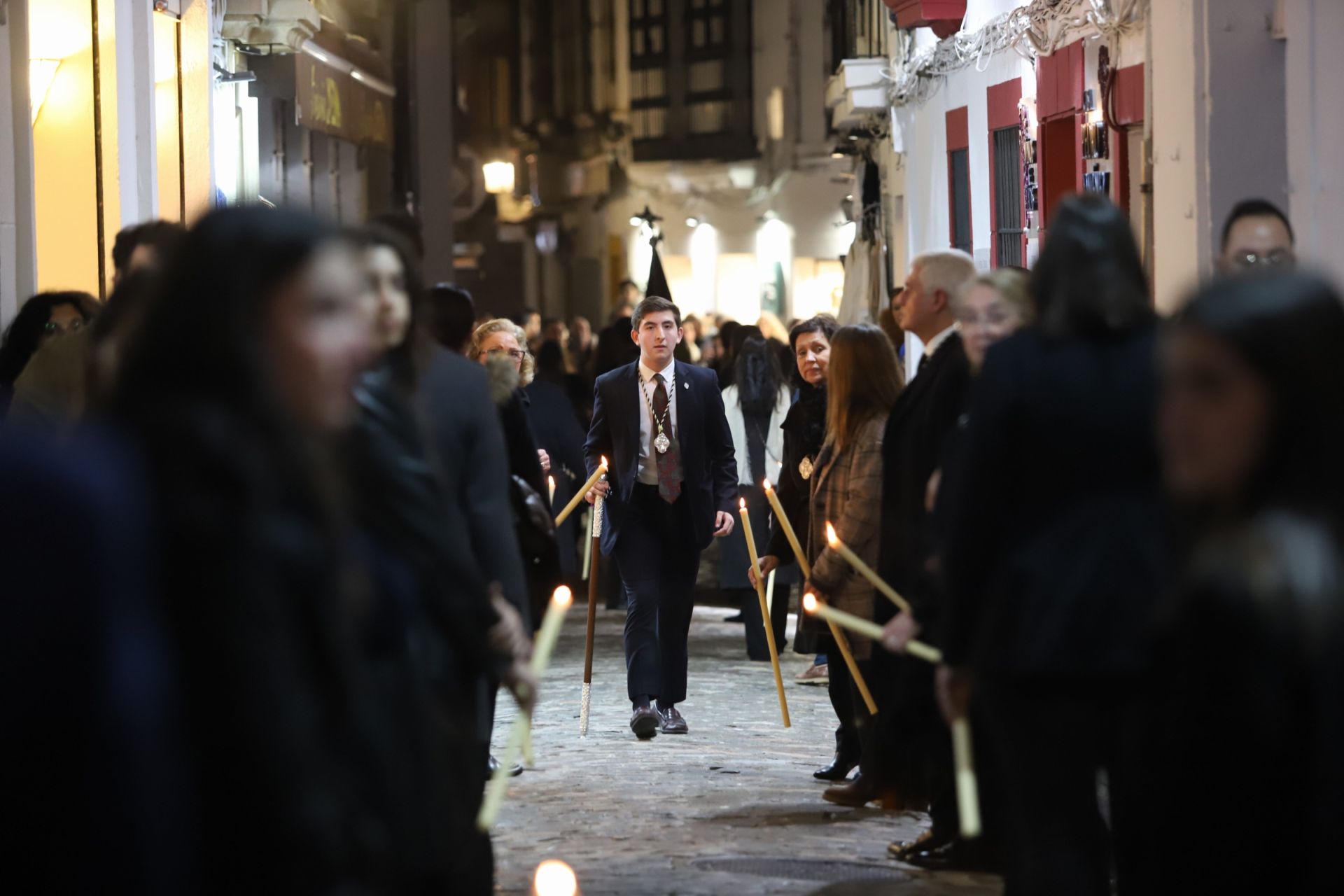 El traslado del Señor del Perdón a la Trinidad por las calles de la Judería de Córdoba, en imágenes