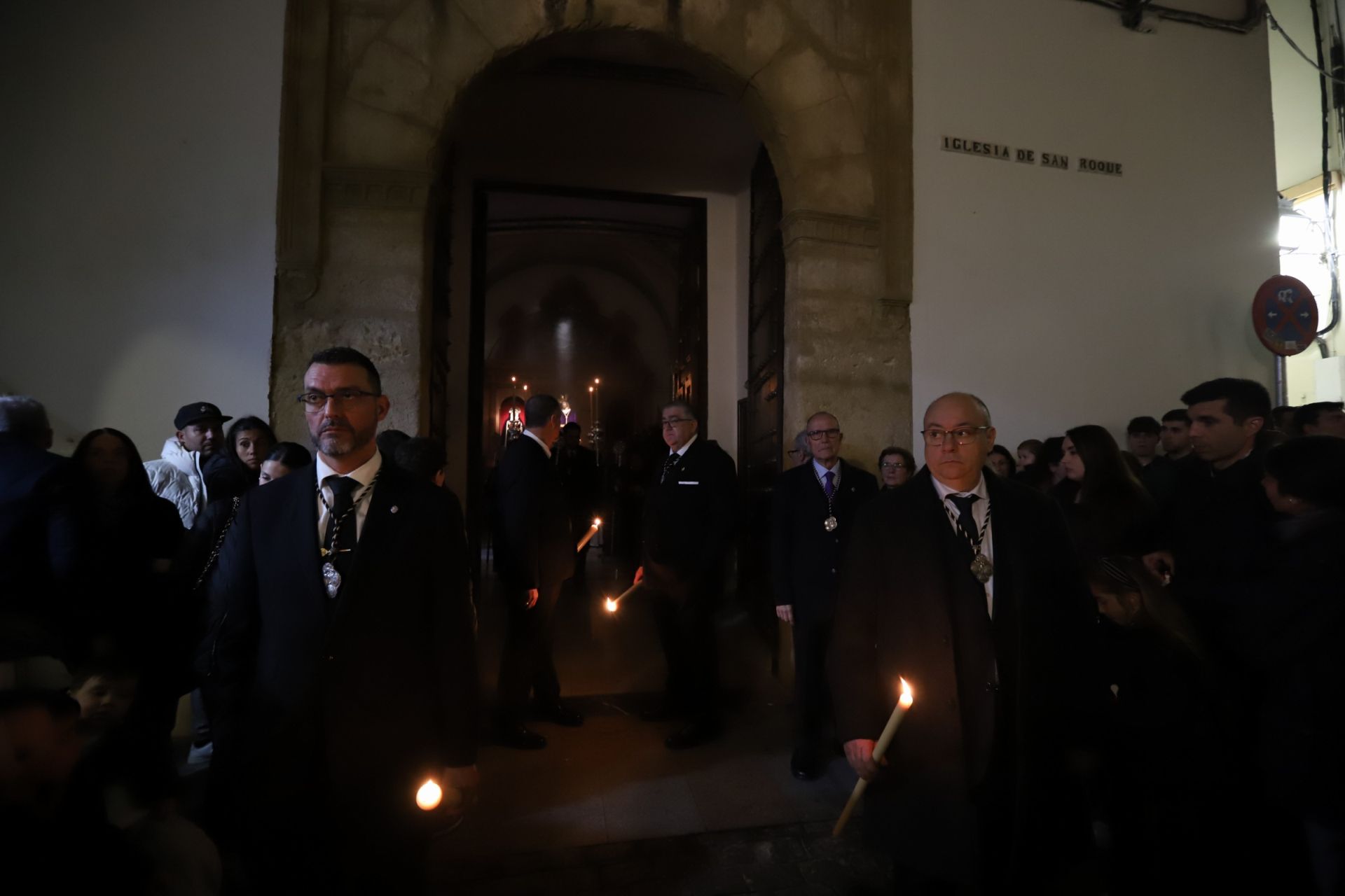 El traslado del Señor del Perdón a la Trinidad por las calles de la Judería de Córdoba, en imágenes