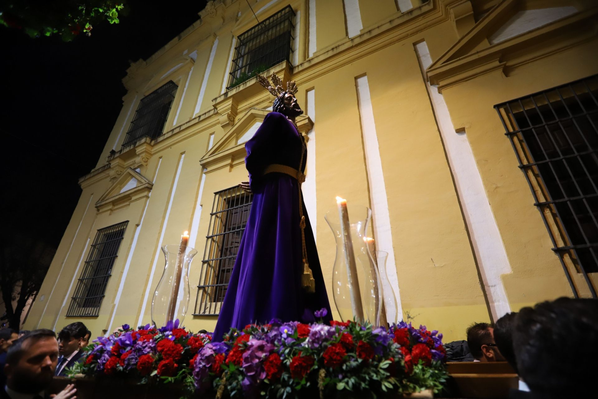 El traslado del Señor del Perdón a la Trinidad por las calles de la Judería de Córdoba, en imágenes