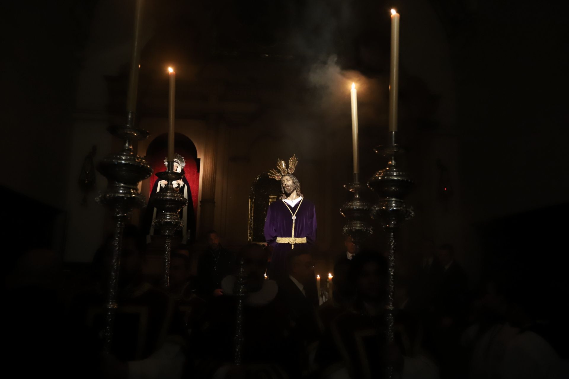 El traslado del Señor del Perdón a la Trinidad por las calles de la Judería de Córdoba, en imágenes