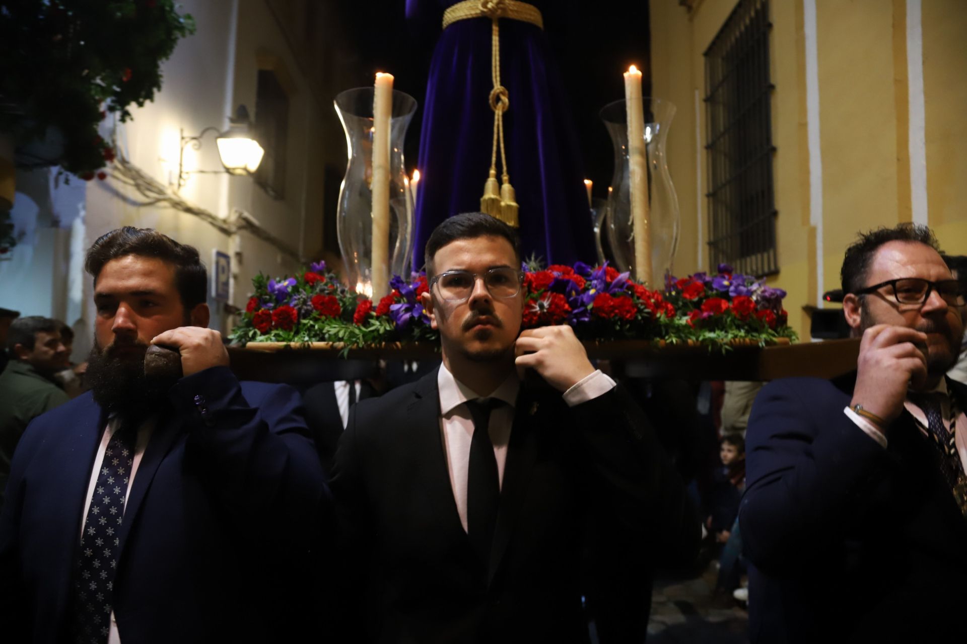 El traslado del Señor del Perdón a la Trinidad por las calles de la Judería de Córdoba, en imágenes