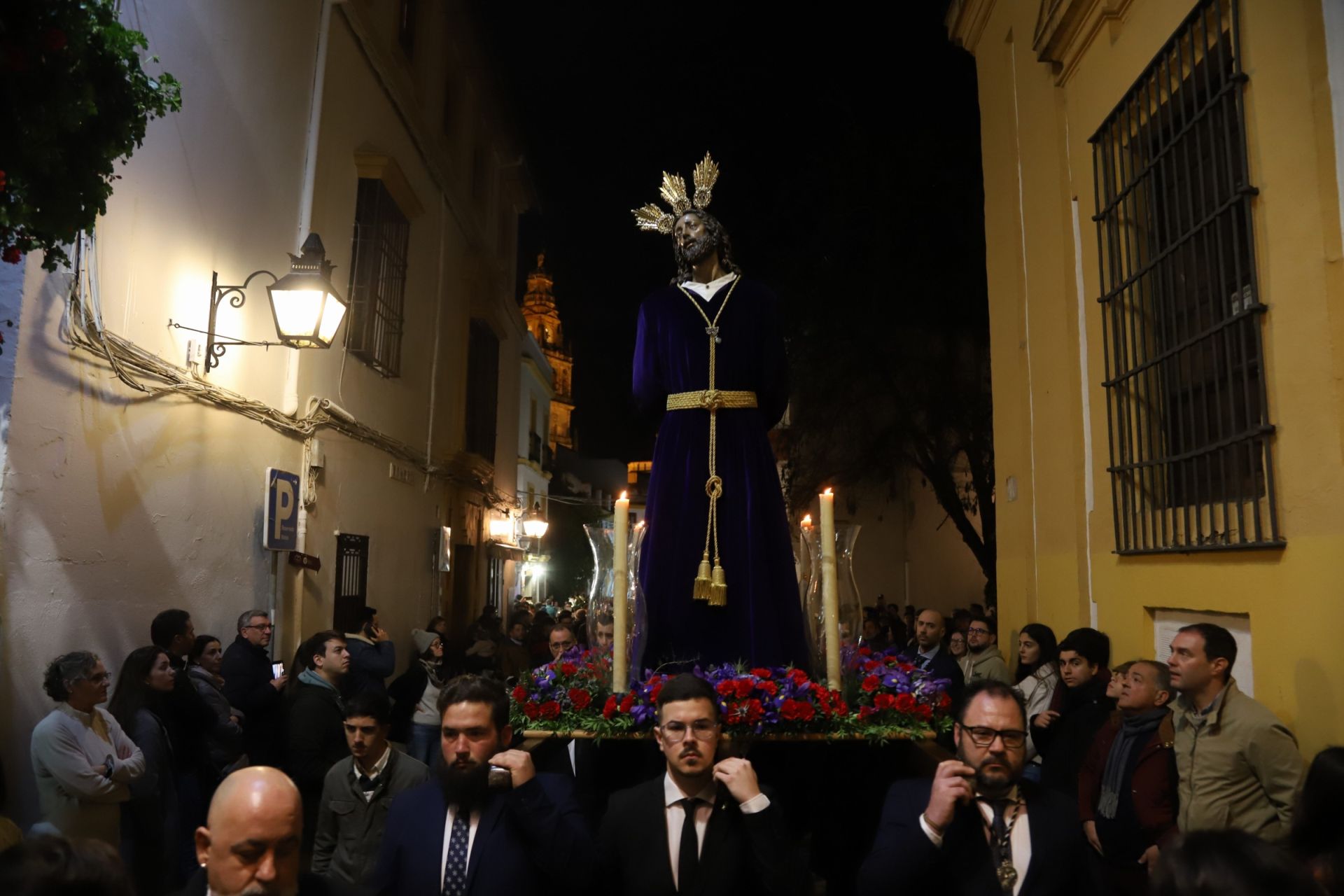 El traslado del Señor del Perdón a la Trinidad por las calles de la Judería de Córdoba, en imágenes
