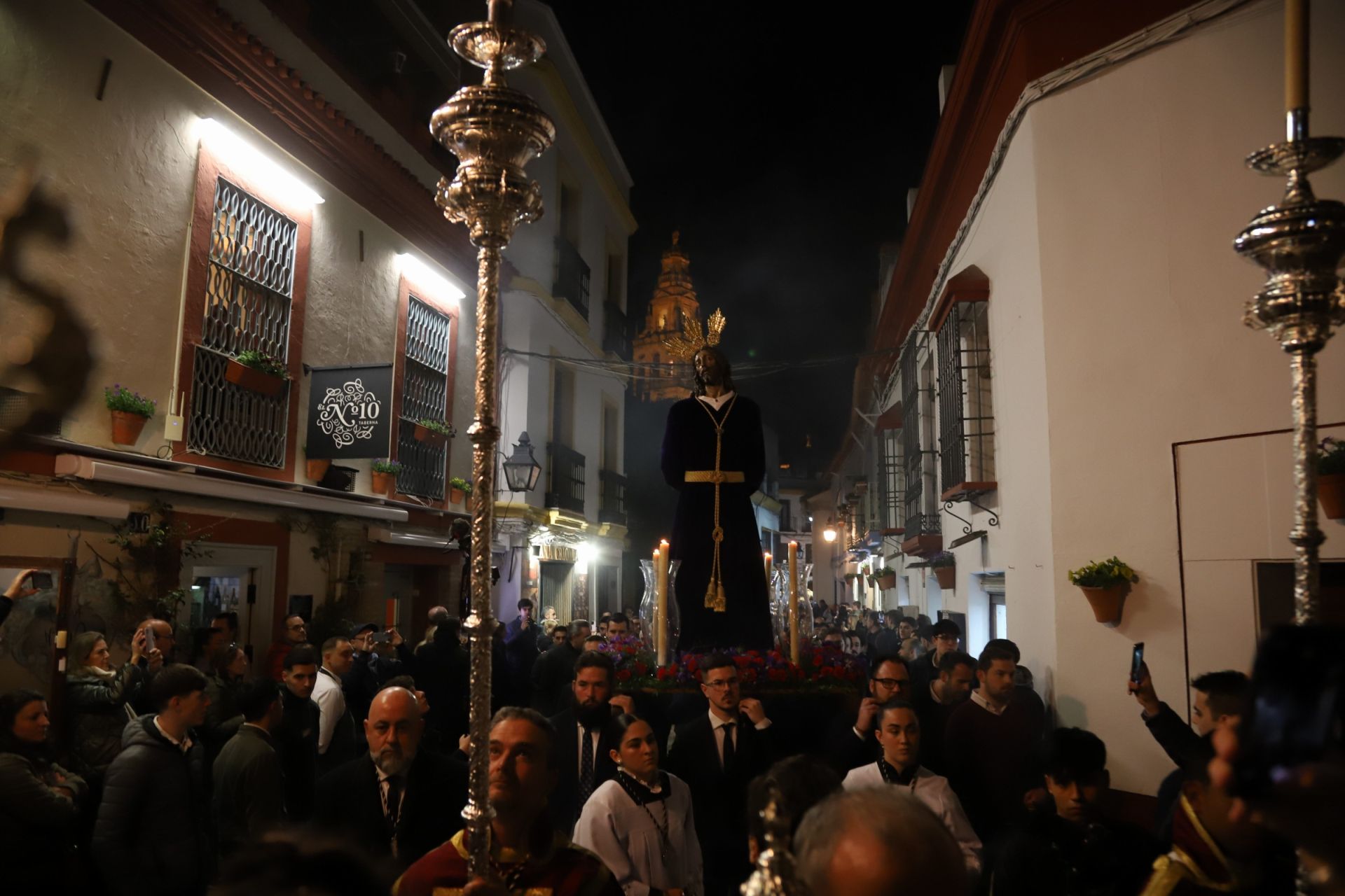 El traslado del Señor del Perdón a la Trinidad por las calles de la Judería de Córdoba, en imágenes
