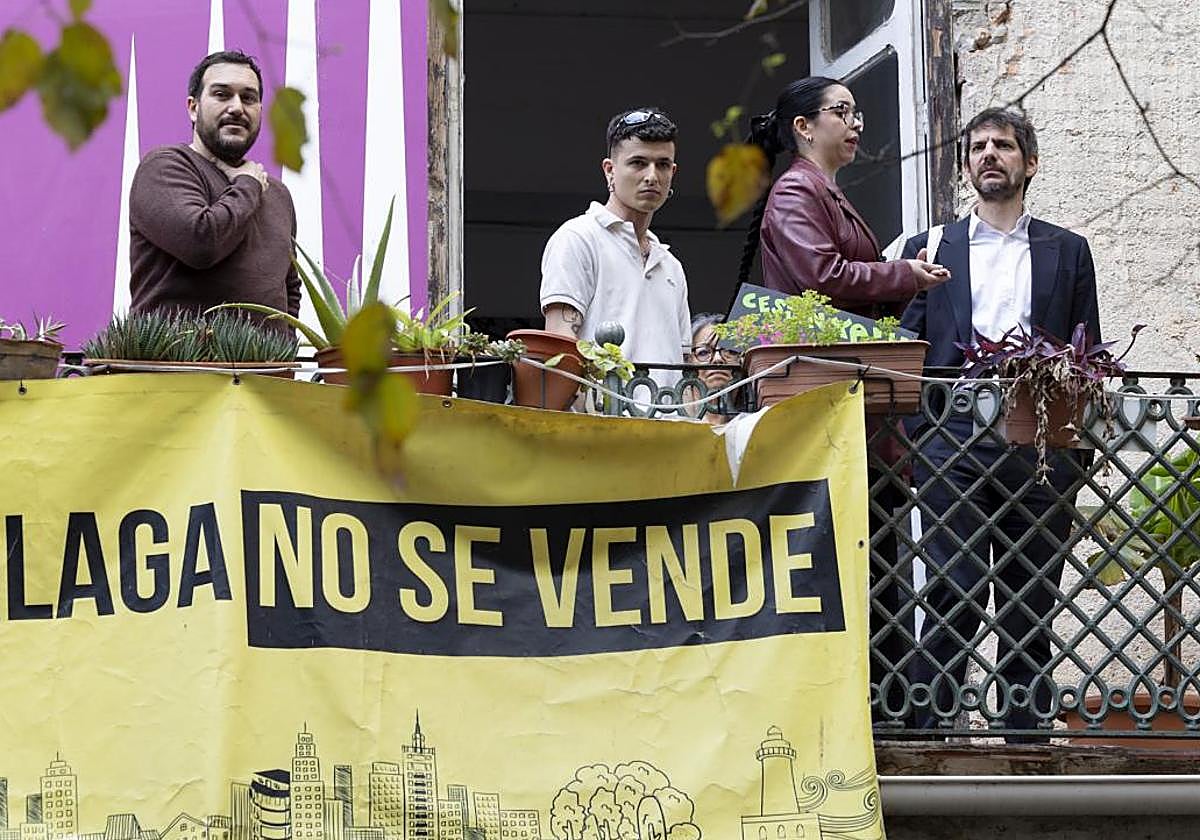 Urtasun (primero por la derecha), en el patio de la Casa Invisible