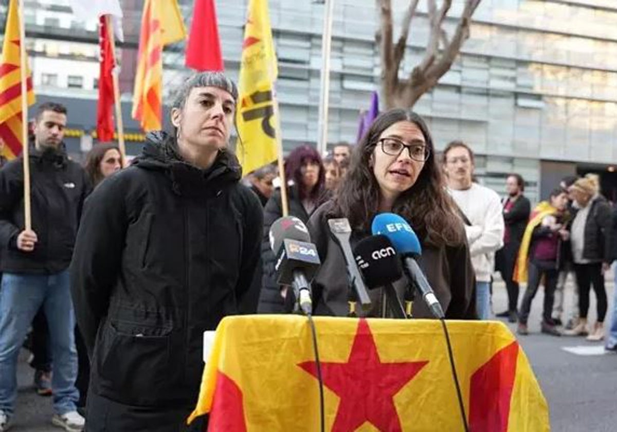 La portavoz del Secretariat Nacional de la CUP, Su Moreno, y la portavoz de Alerta Solidària, en una declaración a los medios ante la comisaría de Les Corts