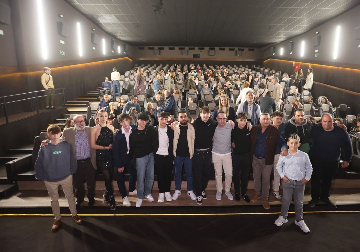 Los jóvenes actores cordobeses junto al director y parte del equipo de la serie 'Aula 423'