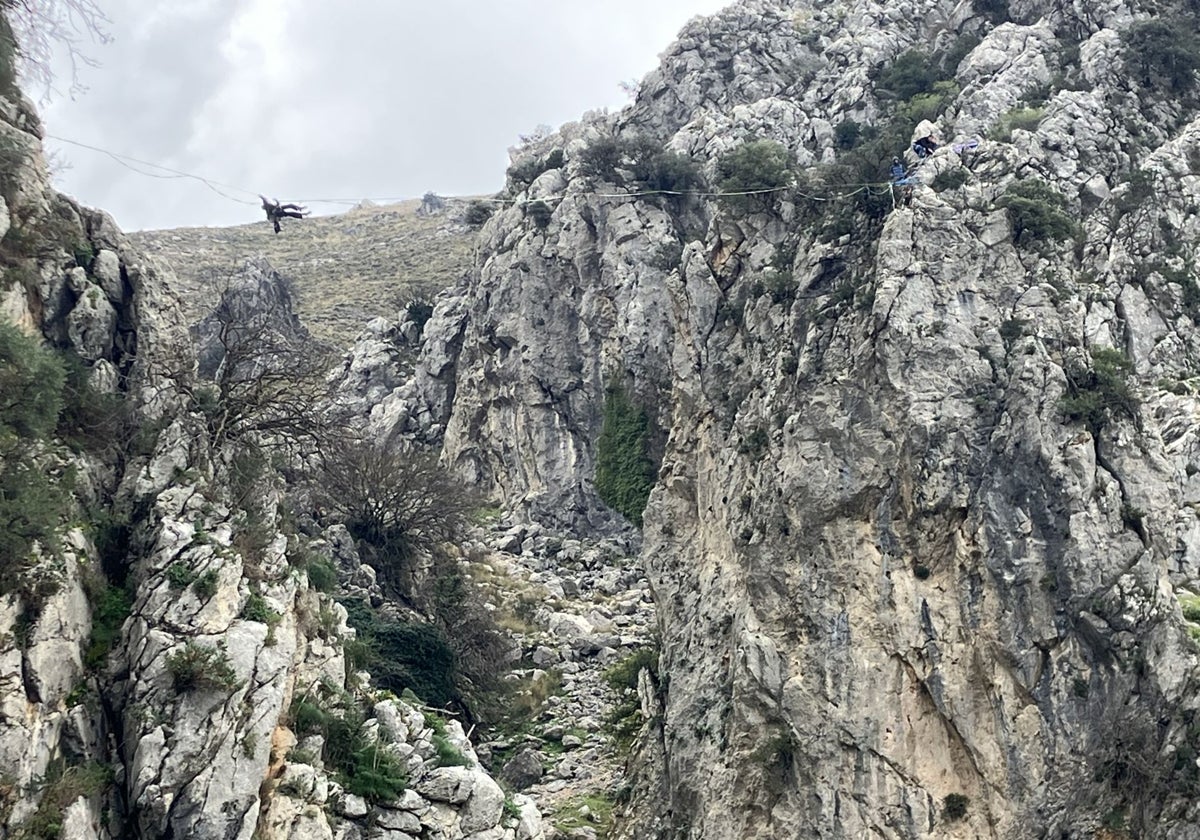 La cuerda en un barranco estaba colocada a una altura de más de 20 metros en las Subbéticas