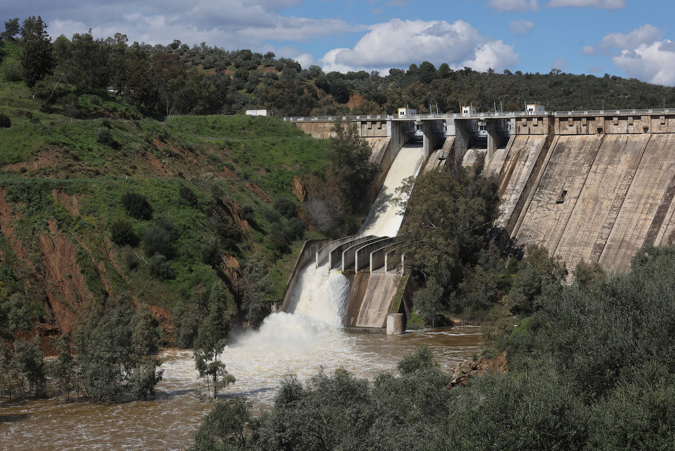 Los embalses de San Rafael de Navallana y Guadalmellato rozan el lleno absoluto, en imágenes