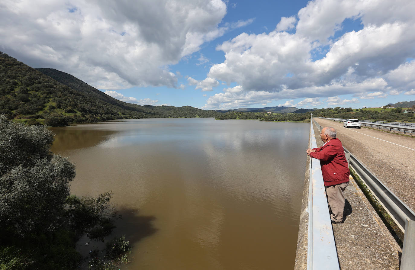 Los embalses de San Rafael de Navallana y Guadalmellato rozan el lleno absoluto, en imágenes