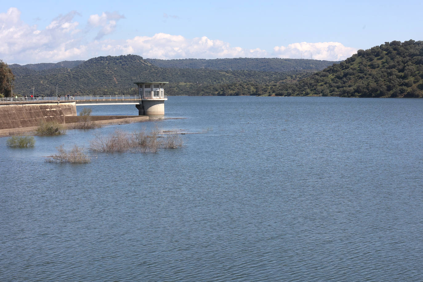 Los embalses de San Rafael de Navallana y Guadalmellato rozan el lleno absoluto, en imágenes