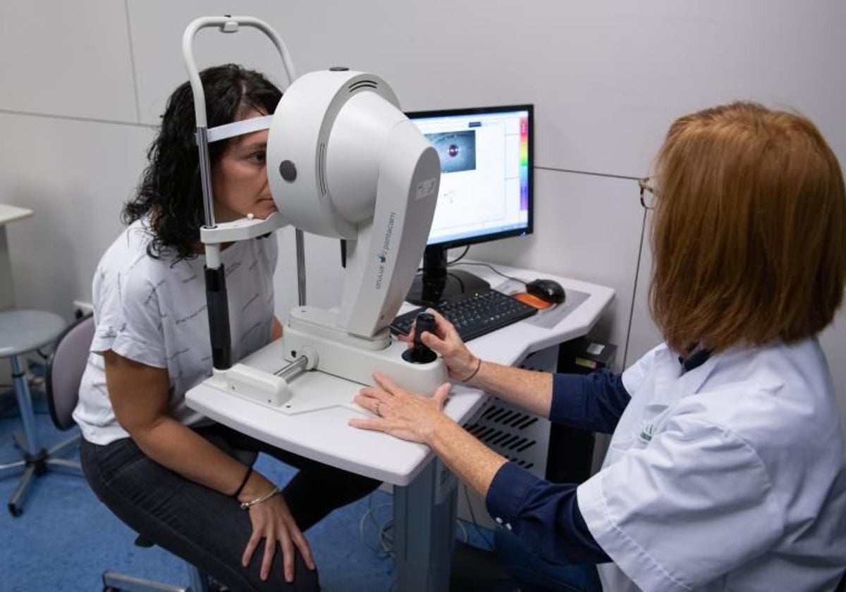 Una mujer durante la revisión ocular con su oftalmóloga en una imagen de archivo