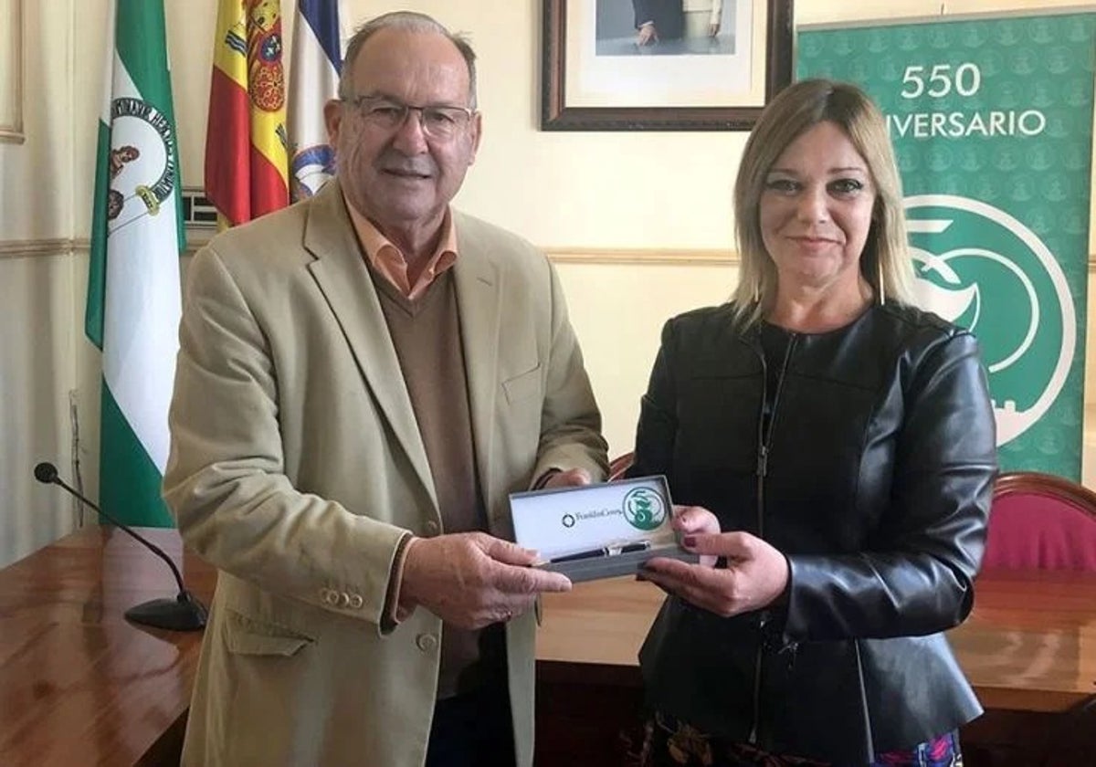 El exalcalde Francisco Orta en 2018, cuando la alcaldesa Rocío Cárdenas le entregó la pluma de honor del consistorio