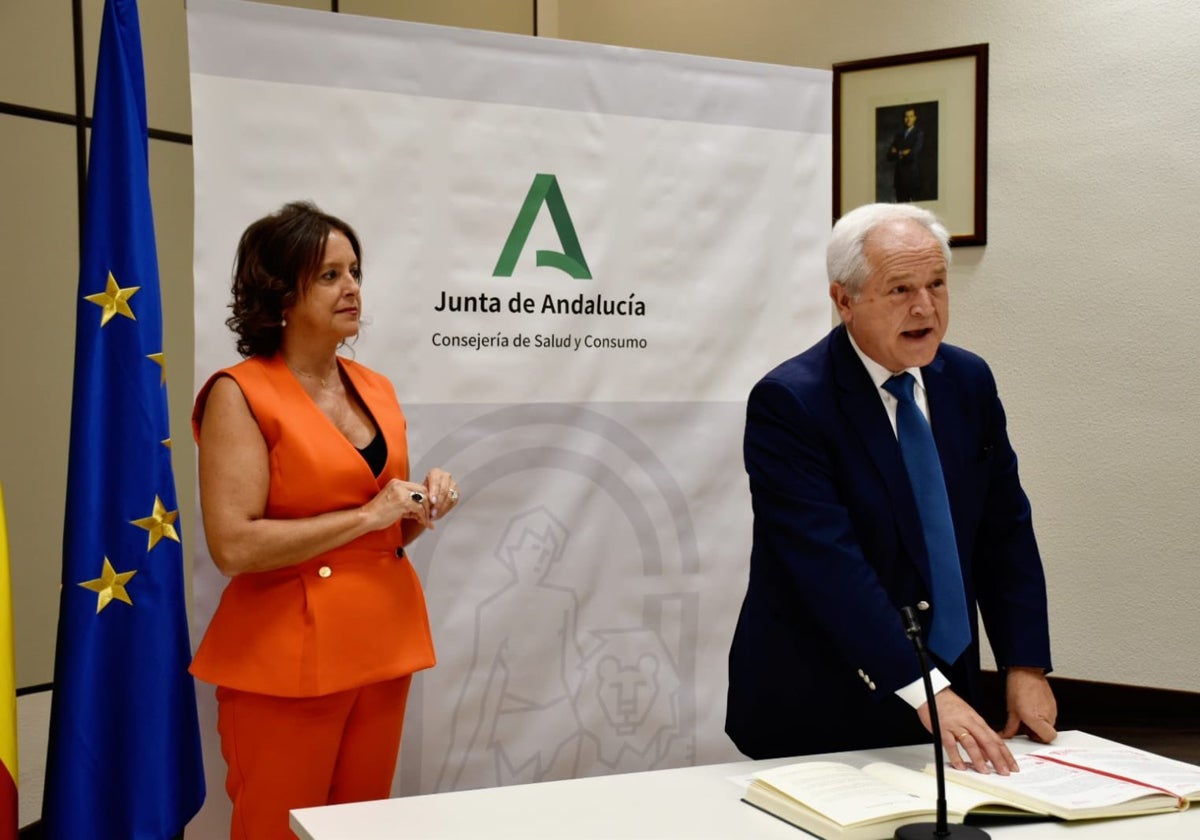 José Antonio Mirando jura el cargo como director general de Gestión Económica del SAS al inicio de la legislatura, en presencia de la exconsejera Catalina García