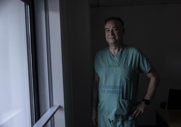 Pedro Rascado, jefe de servicio de UCI del CHUS, posa para ABC el pasado viernes