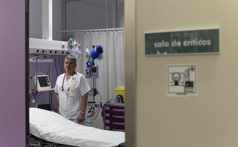 Imagen principal - Manuel Vázquez Lima, coordinador de urgencias del Salnés; el entonces conselleiro de Sanidade, Jesús Vázquez Almuiña, y la enfermera Ángeles Maura