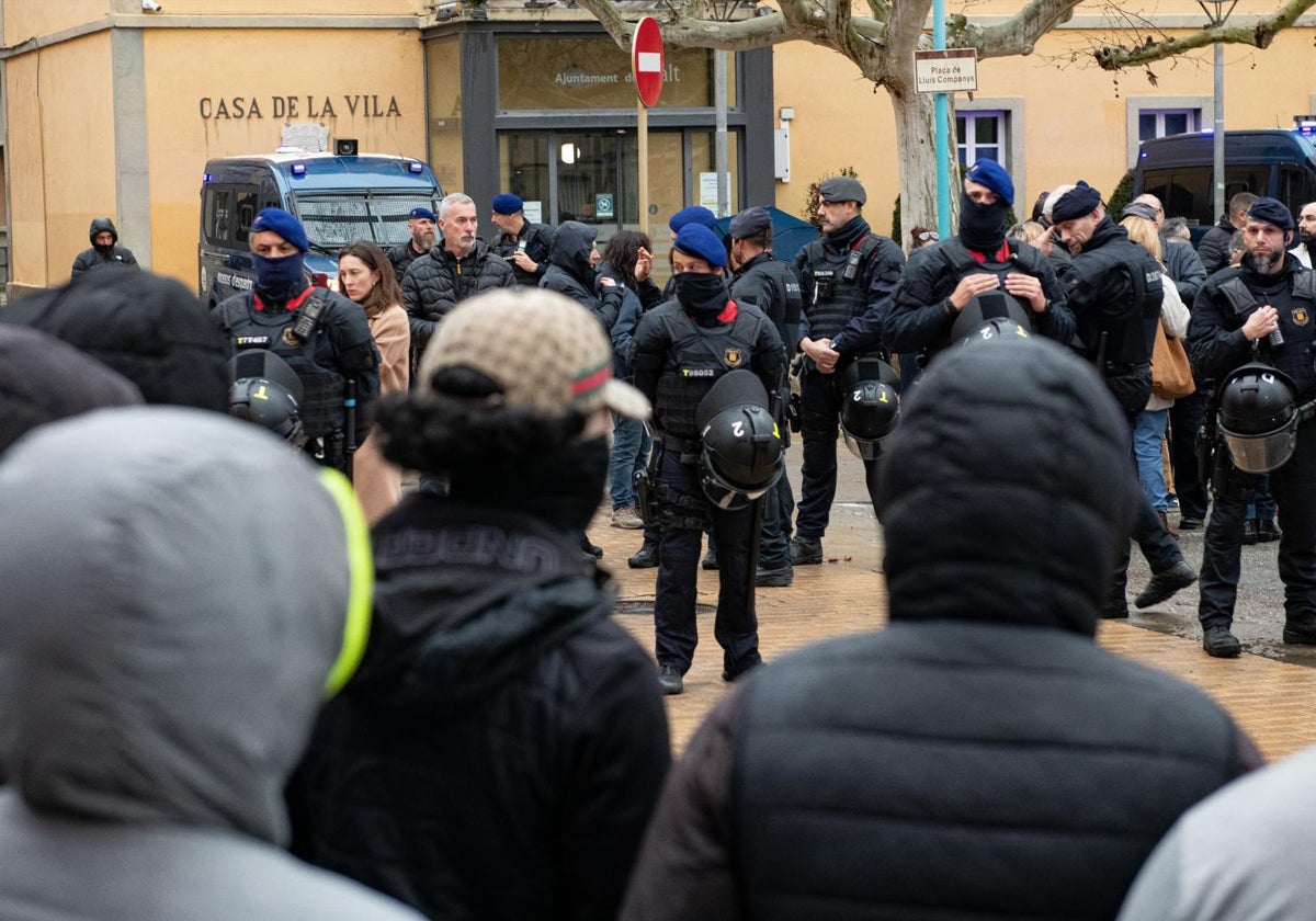 Despliegue policial ante el Ayuntamiento de Salt, este pasado jueves