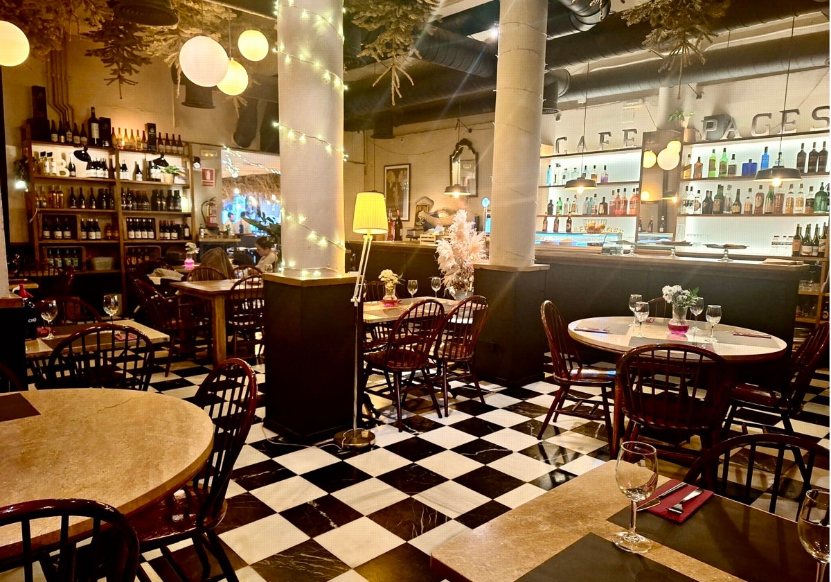 Con una decoración vintage de madera cálida y luces suaves, el establecimiento de la calle Torrent de l'Olla es punto de reunión de un público joven y cosmopolita