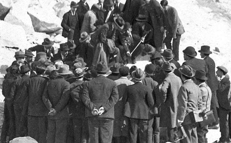 Imagen principal - Tres momentos de la visita de los estudiantes de la Escuela de Ingenieros de Canales, Caminos y Puertos a las canteras de Zarzalejo, en el año 1919