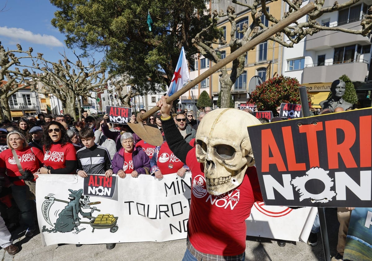 Concentración en Arzúa contra la implementación de la fábrica de Altri en Palas de Rei