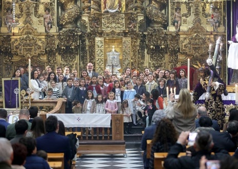 Imagen secundaria 1 - En la fotografía superior, el momento en que se descubrieron las potencias, ante el párroco y consiliario. Debajo a la izquierda, foto conjunta del grupo joven. A la derecha, el hermano mayor, con los donantes y las piezas ofrecidas este domingo