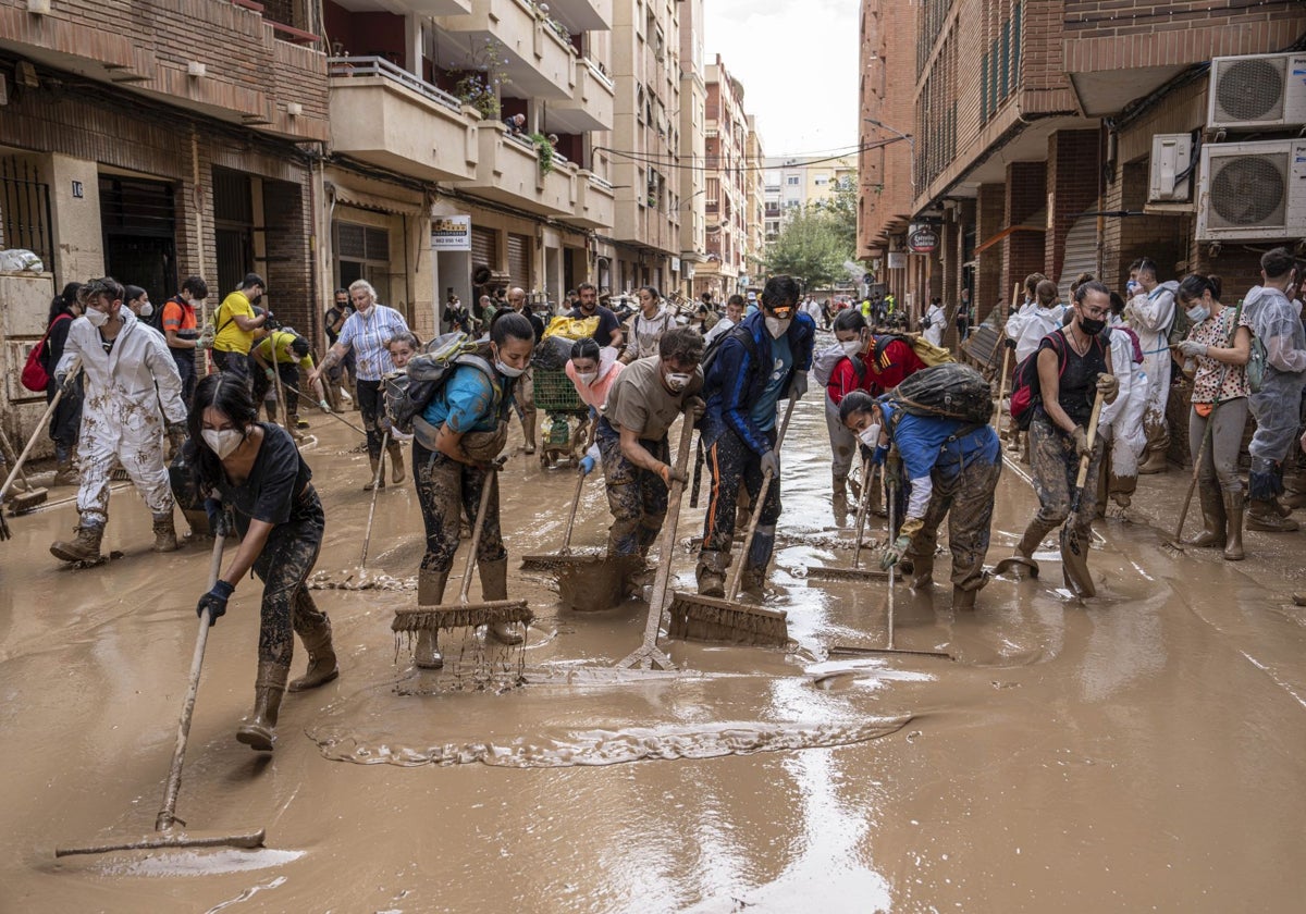 Imagen de voluntarios en Catarroja, el pasado 8 de noviembre, tras la catastrófica barrancada