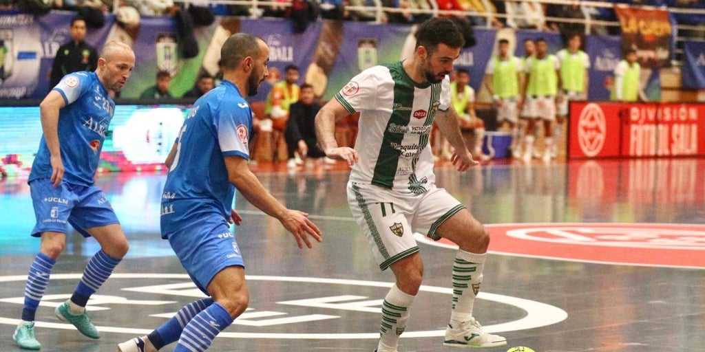 El Córdoba Patrimonio de la Humanidad naufraga ante Valdepeñas (3-2) y mira de cerca el abismo del descenso