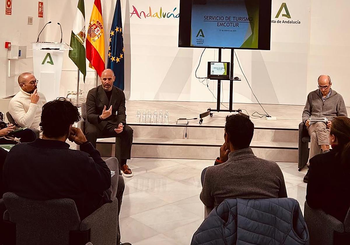 El delegado de Turismo, Eduardo Lucena, durante la reunión con agencias de viajes, hosteleros y hoteleros