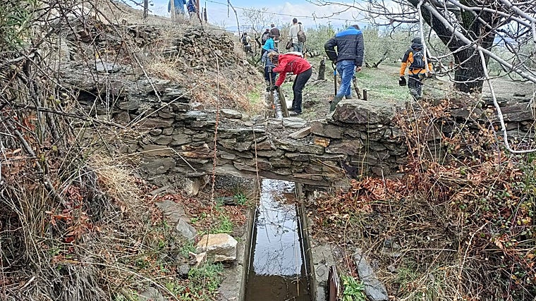 Voluntarios trabajan en la recuperación de una acequia en Jerez del Marquesado en Granada