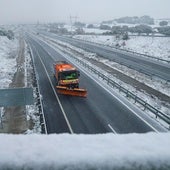 La nieve vuelve para despedir el invierno y complica la circulación en varias carreteras de Castilla y León