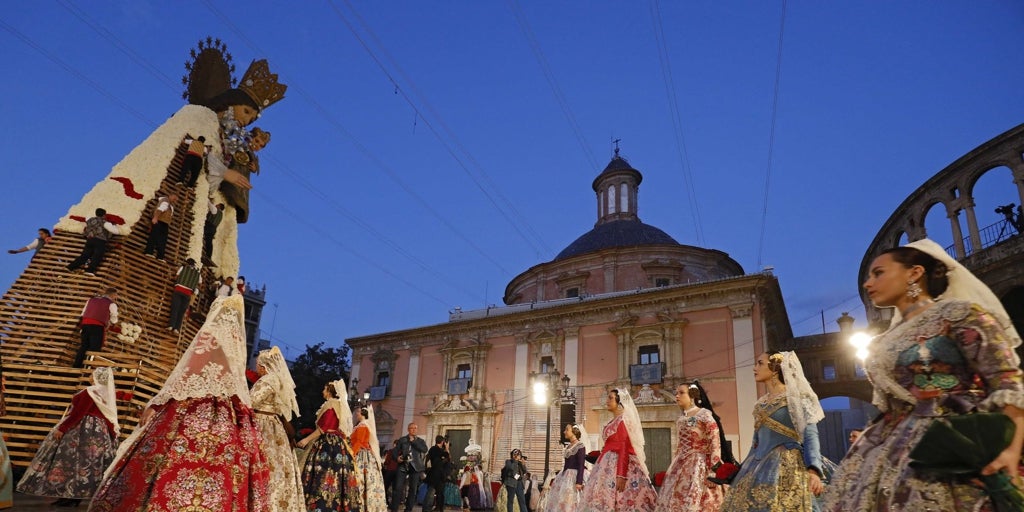 Ofrenda de las Fallas 2025: claveles rojos y blancos para la Virgen con el recuerdo de la dana en Valencia