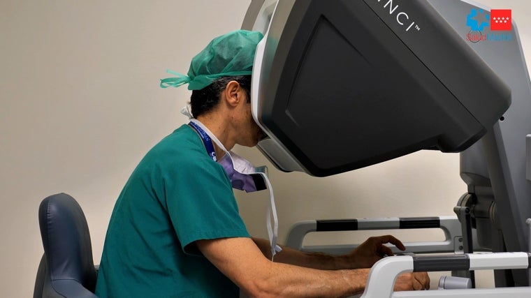 El cirujano usando el robot Da Vinci en el hospital 12 de Octubre