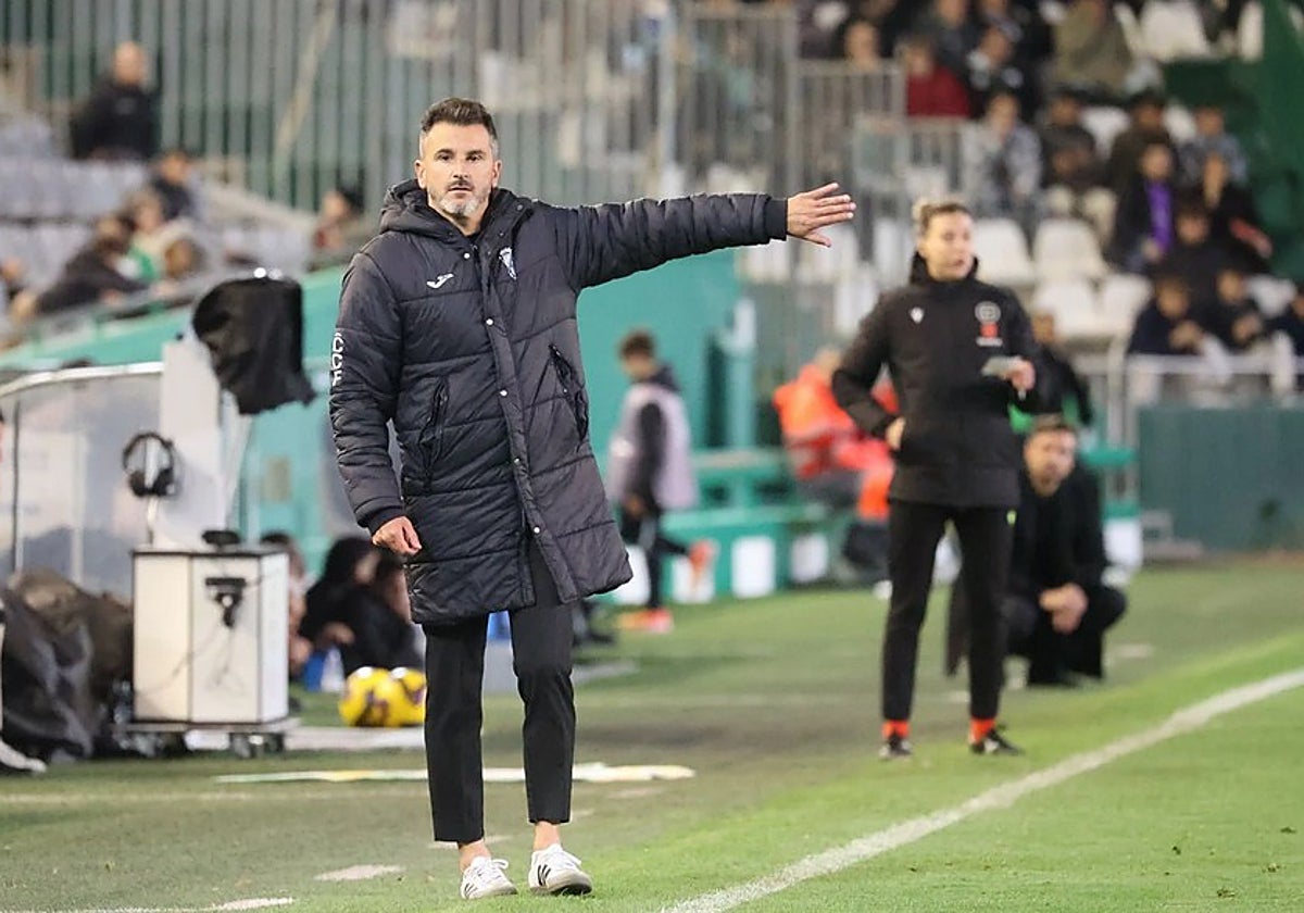Iván Ania da instrucciones a los suyos ante el Sporting de Gijón en El Arcángel