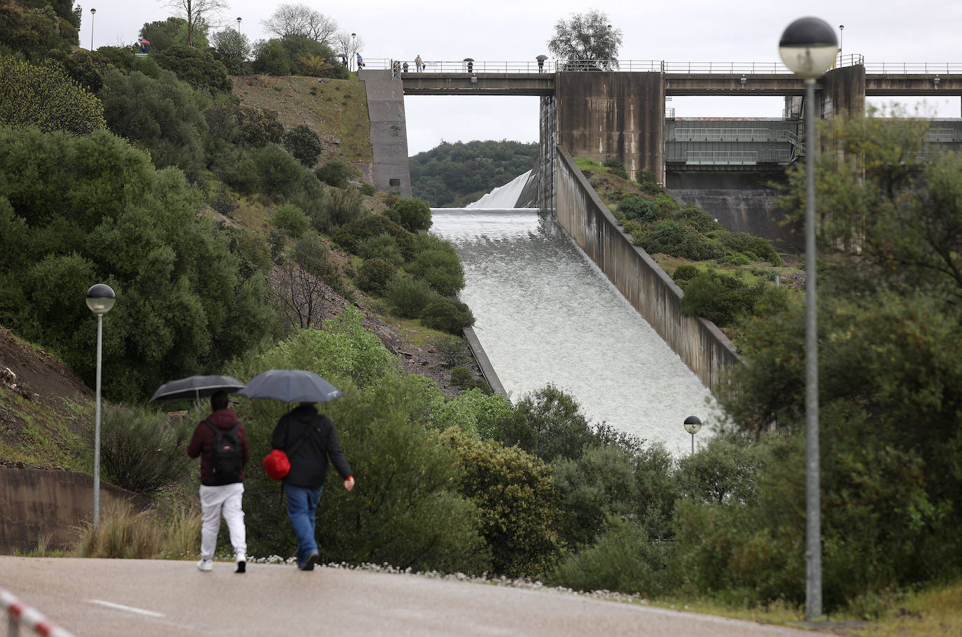 El pantano de San Rafael de Navallana supera su límite y desembalsa a marcha forzadas