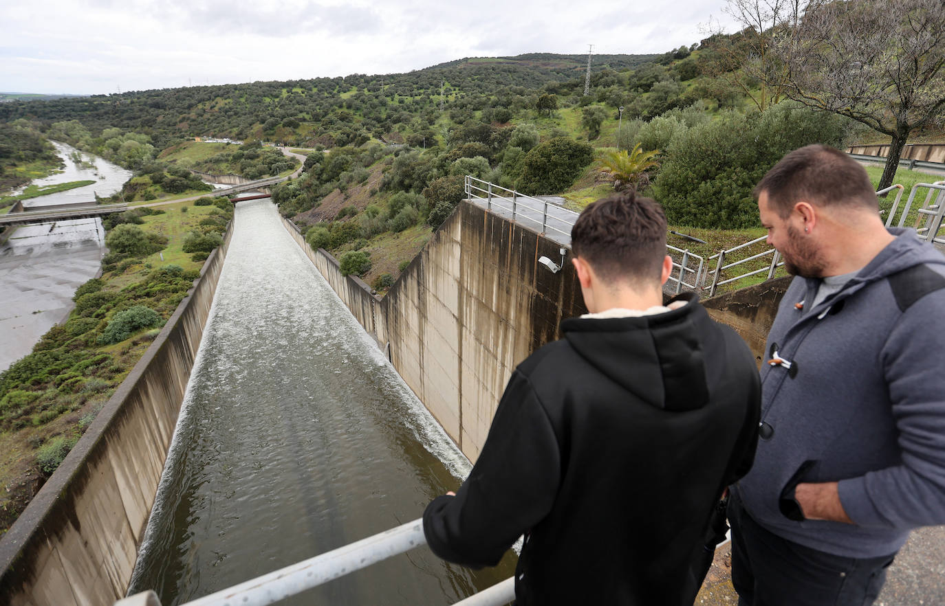 El pantano de San Rafael de Navallana supera su límite y desembalsa a marcha forzadas