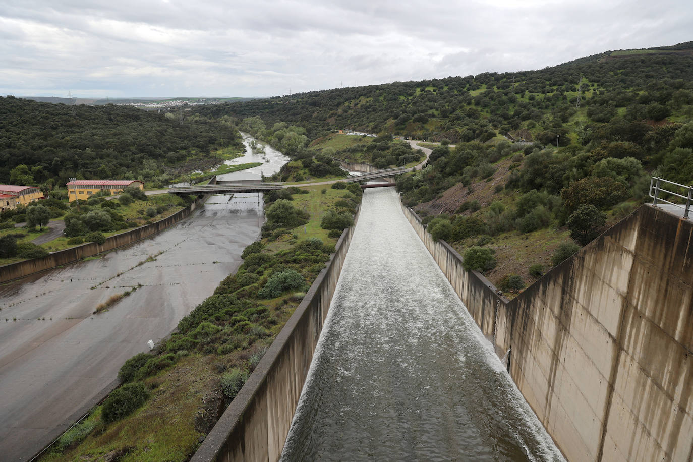 El pantano de San Rafael de Navallana supera su límite y desembalsa a marcha forzadas