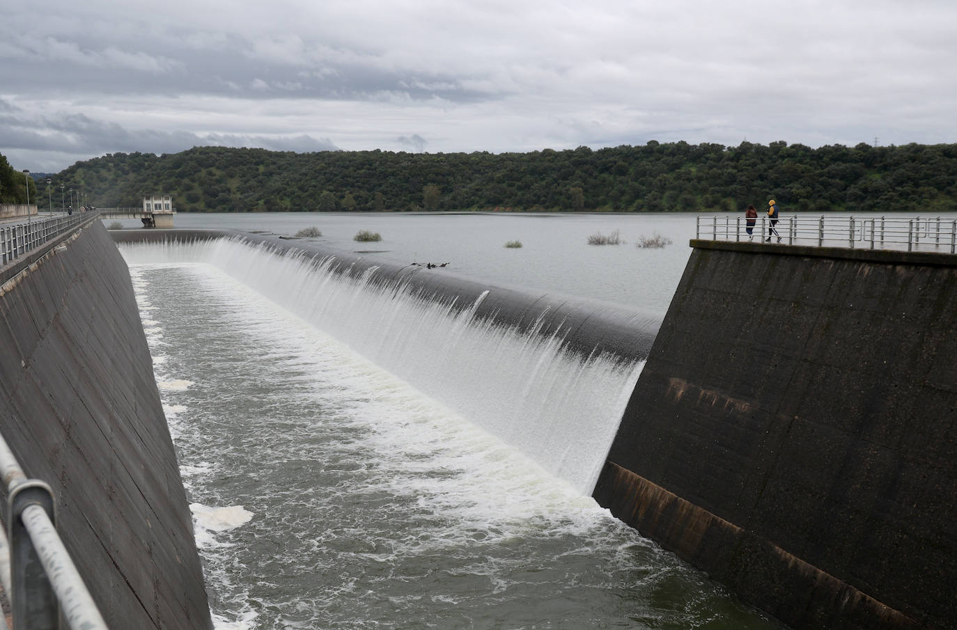 El pantano de San Rafael de Navallana supera su límite y desembalsa a marcha forzadas