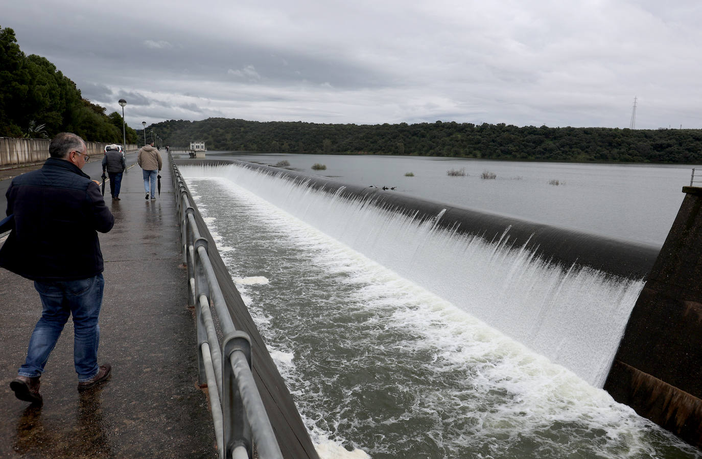 El pantano de San Rafael de Navallana supera su límite y desembalsa a marcha forzadas