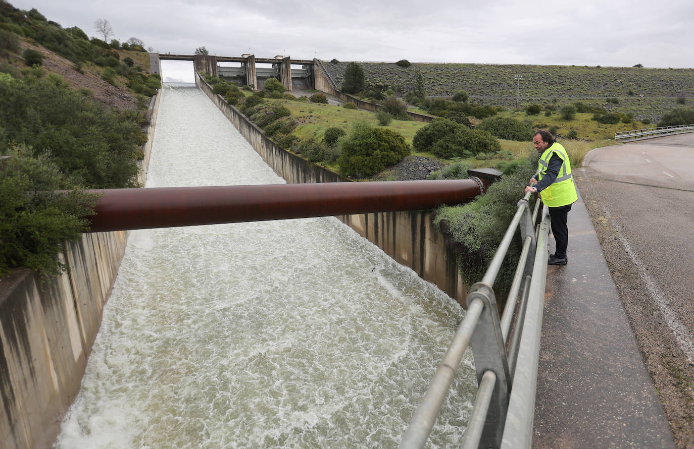 El pantano de San Rafael de Navallana supera su límite y desembalsa a marcha forzadas