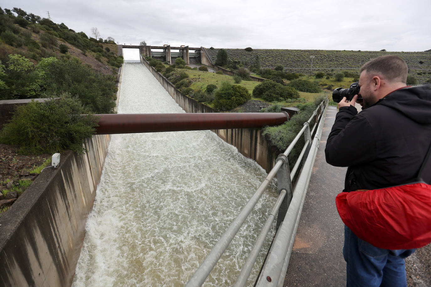 El pantano de San Rafael de Navallana supera su límite y desembalsa a marcha forzadas