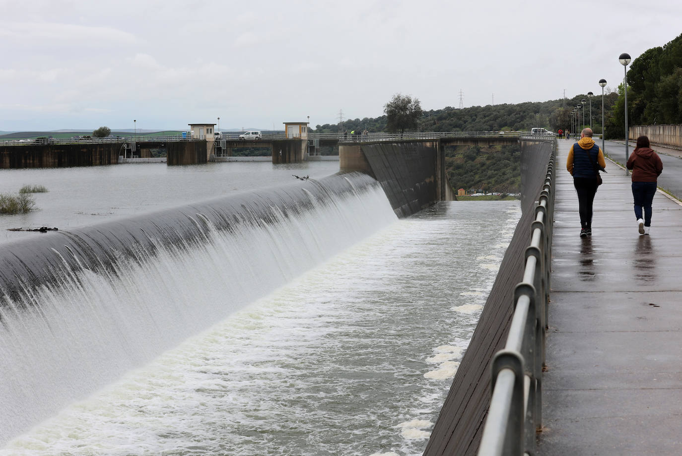 El pantano de San Rafael de Navallana supera su límite y desembalsa a marcha forzadas