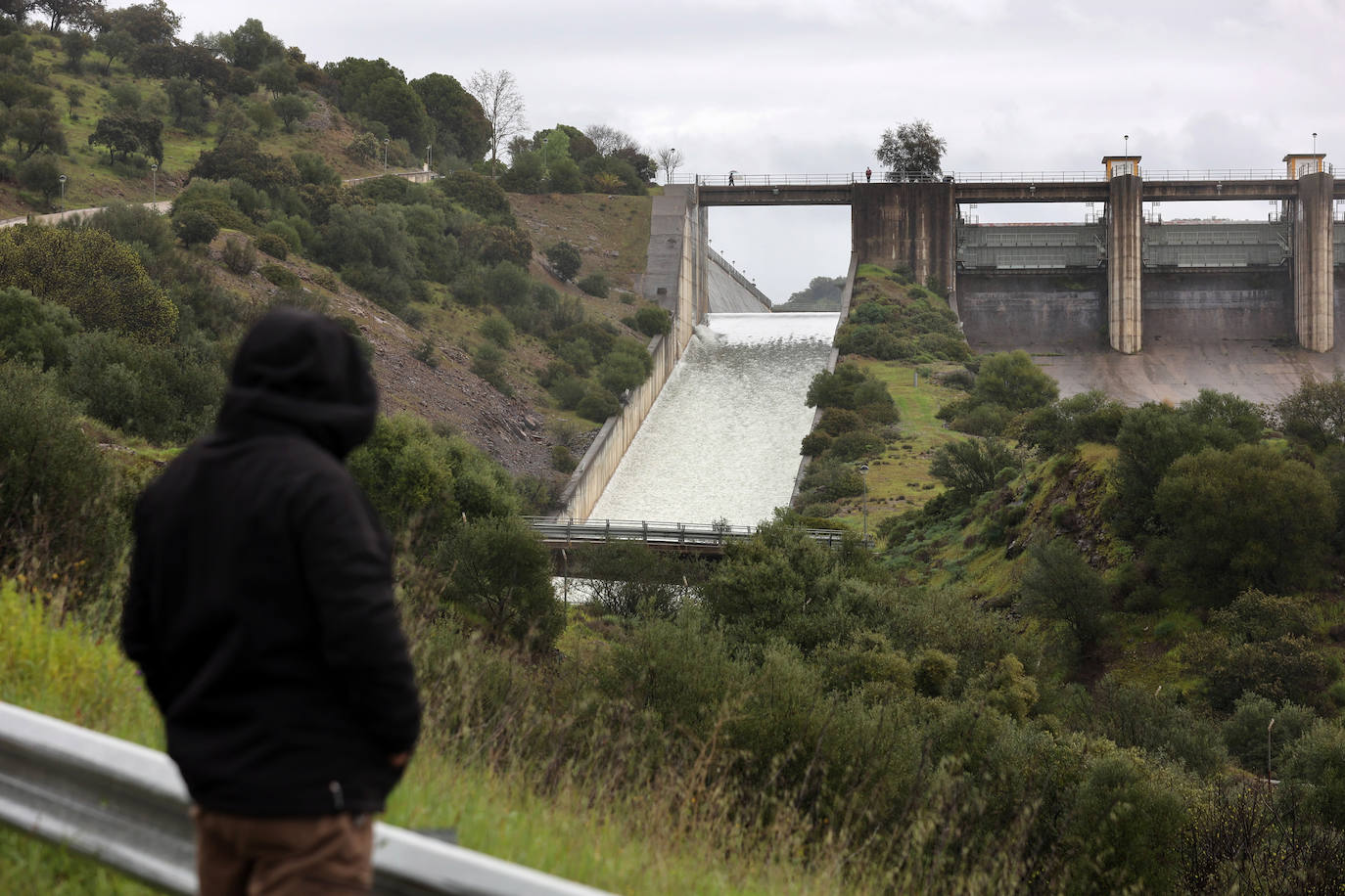 El pantano de San Rafael de Navallana supera su límite y desembalsa a marcha forzadas