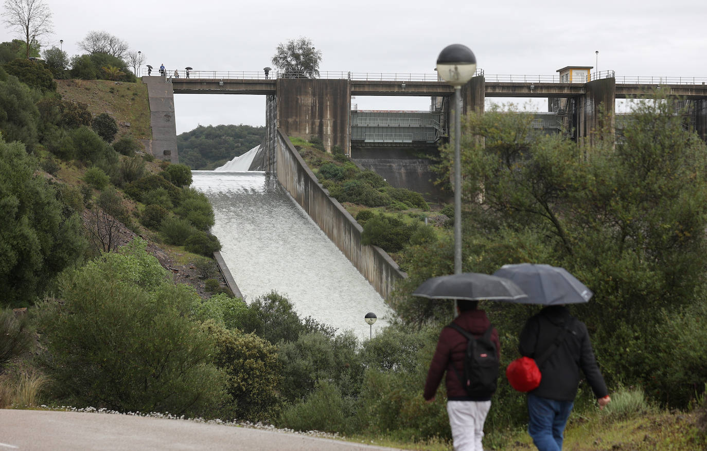 El pantano de San Rafael de Navallana supera su límite y desembalsa a marcha forzadas