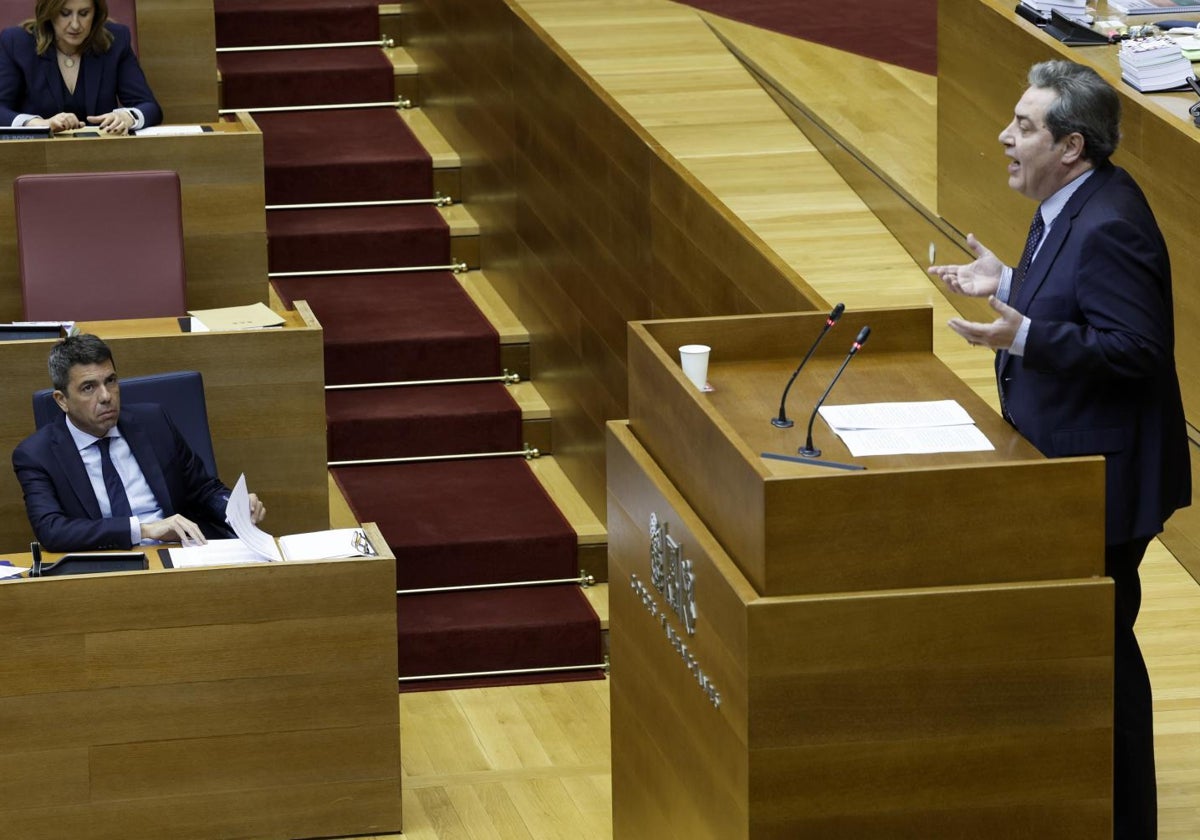 El portavoz parlamentario de Vox, Jose María Llanos, en el pleno de las Cortes Valencianas