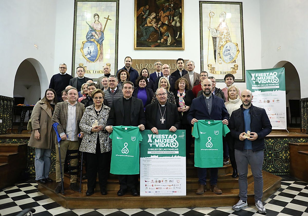 Los más de 35 patrocinadores de la X Fiesta Mujer y Vida han posado en el Salón de Concilios del Arzobispado