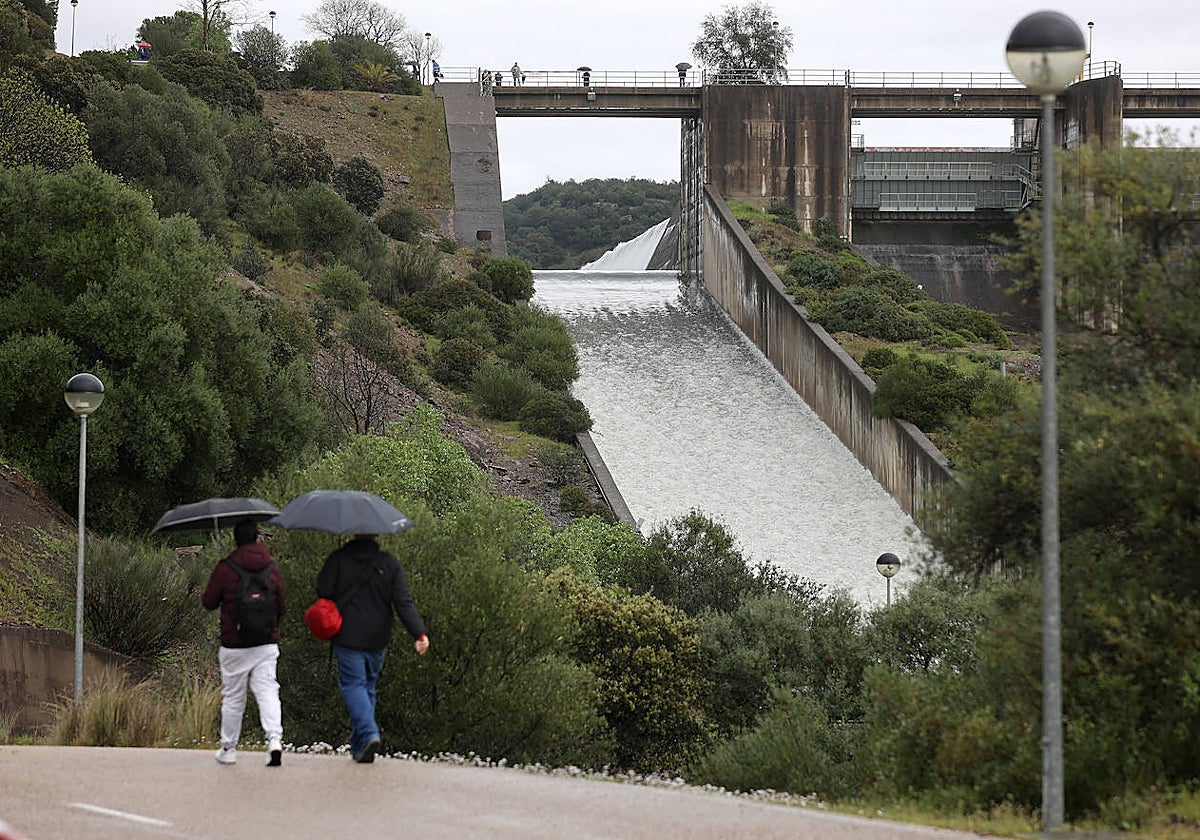 El pantano de San Rafael de Navallana supera su límite y desembalsa a marcha forzadas