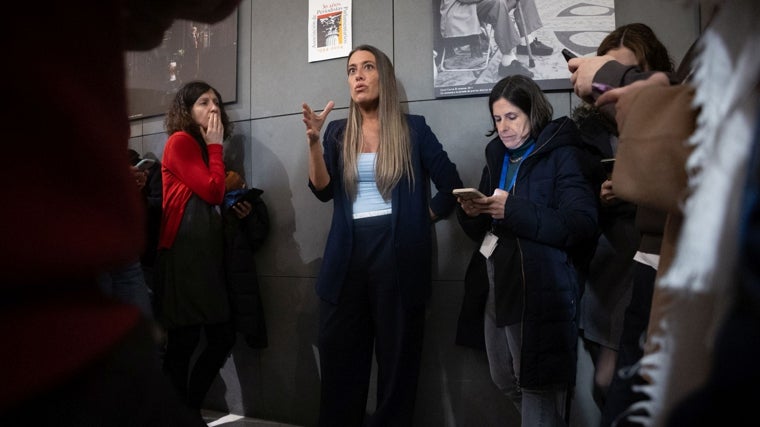La portavoz de Junts, Míriam Nogueras, hablando con la prensa en un pasillo del Congreso