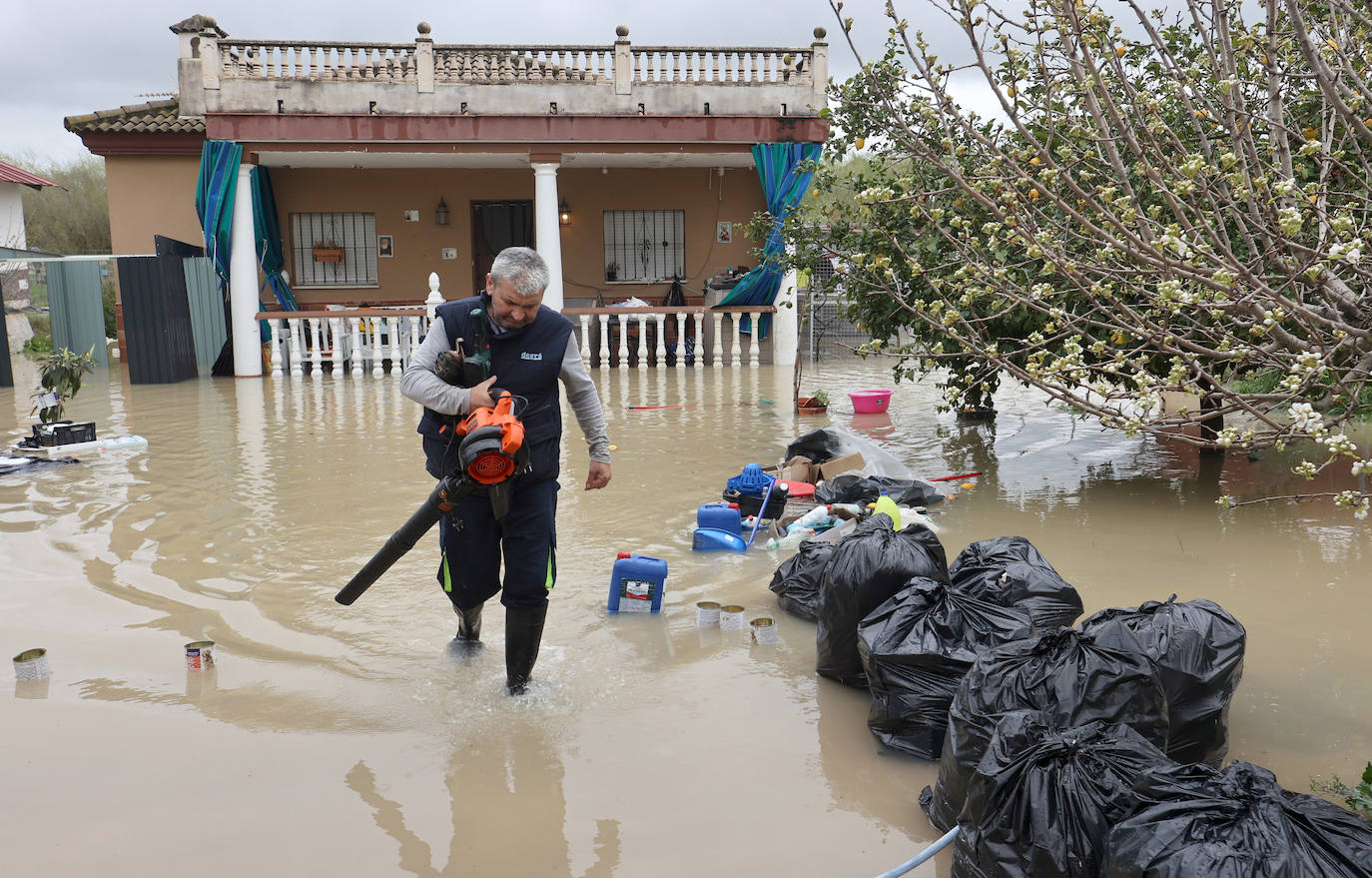El desolador aspecto de las viviendas anegadas junto al río en Córdoba, en imágenes